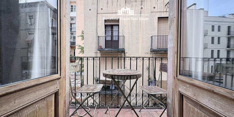 exclusivo-piso-en-venta-reformado-a-estrenar-en-el-corazon-del-barrio-gotico-balcon-1