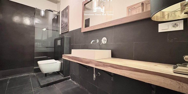 exclusivo-piso-en-venta-reformado-a-estrenar-en-el-corazon-del-barrio-gotico-bano-2