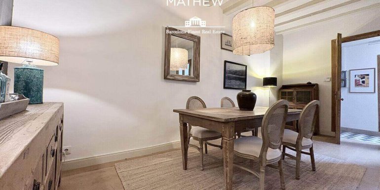exclusivo-piso-en-venta-reformado-a-estrenar-en-el-corazon-del-barrio-gotico-comedor-4