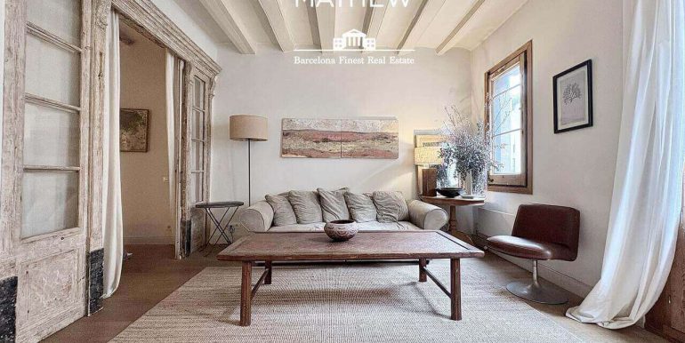 exclusivo-piso-en-venta-reformado-a-estrenar-en-el-corazon-del-barrio-gotico-salon-2