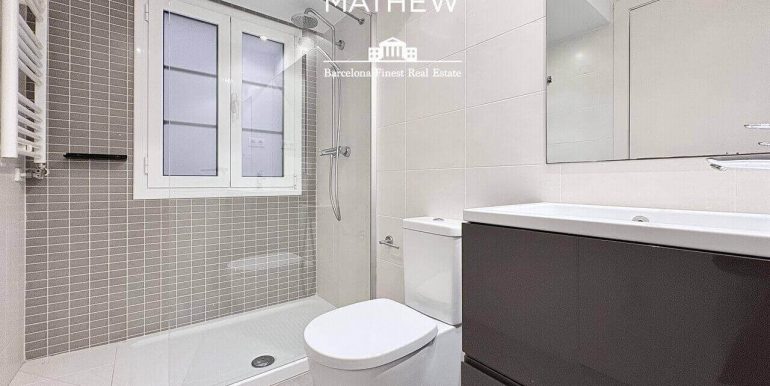 magnifico-piso-en-venta-con-una-habitacion-a-estrenar-frente-al-port-vell-bano-2