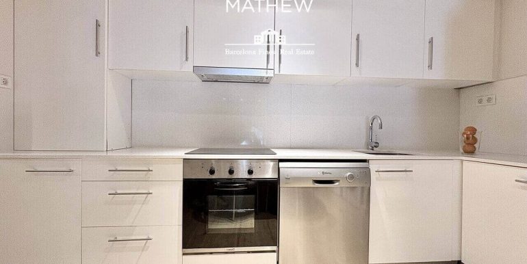 magnifico-piso-en-venta-con-una-habitacion-a-estrenar-frente-al-port-vell-cocina-3