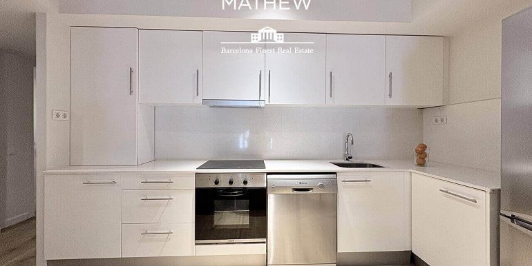 magnifico-piso-en-venta-con-una-habitacion-a-estrenar-frente-al-port-vell-cocina-4