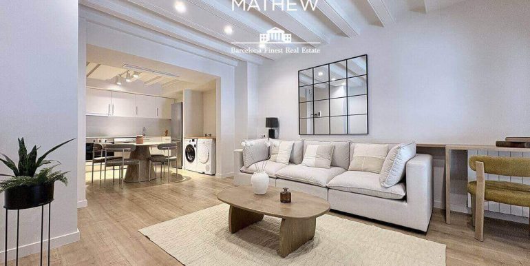 magnifico-piso-en-venta-con-una-habitacion-a-estrenar-frente-al-port-vell-salon-4