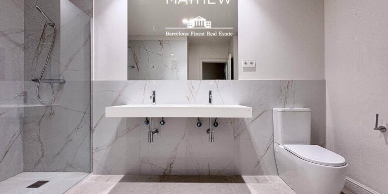piso-exclusivo-en-venta-frente-al-port-vell-con-rooftop-piscina-y-diseno-a-estrenar-en-enclave-privilegiado-bano-1