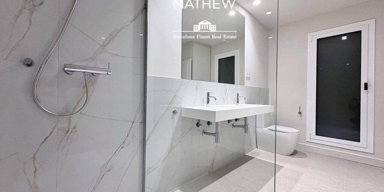 piso-exclusivo-en-venta-frente-al-port-vell-con-rooftop-piscina-y-diseno-a-estrenar-en-enclave-privilegiado-bano-4