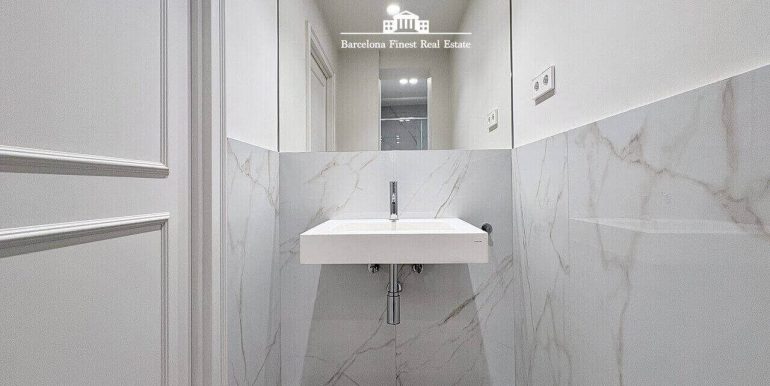 piso-exclusivo-en-venta-frente-al-port-vell-con-rooftop-piscina-y-diseno-a-estrenar-en-enclave-privilegiado-bano-6