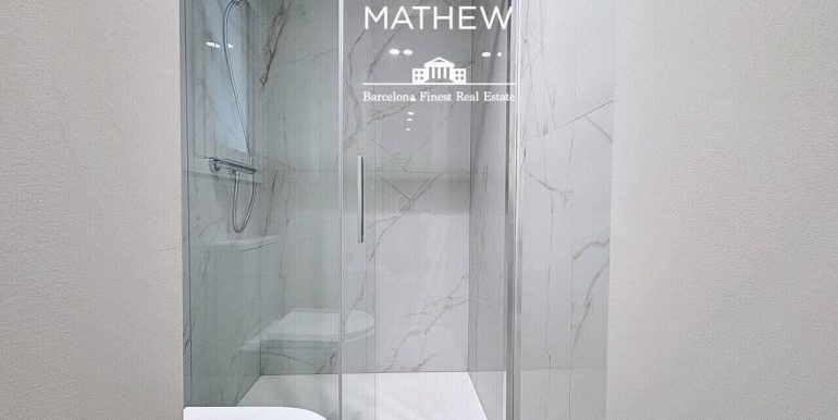 piso-exclusivo-en-venta-frente-al-port-vell-con-rooftop-piscina-y-diseno-a-estrenar-en-enclave-privilegiado-bano-8