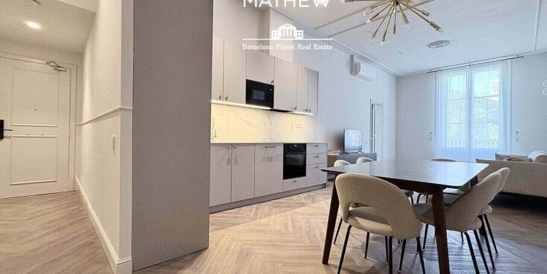 piso-exclusivo-en-venta-frente-al-port-vell-con-rooftop-piscina-y-diseno-a-estrenar-en-enclave-privilegiado-cocina-1