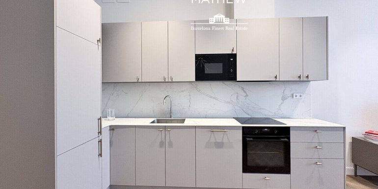 piso-exclusivo-en-venta-frente-al-port-vell-con-rooftop-piscina-y-diseno-a-estrenar-en-enclave-privilegiado-cocina-3