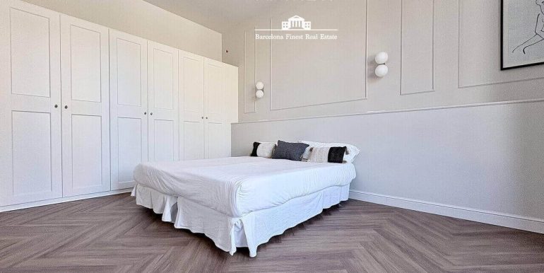piso-exclusivo-en-venta-frente-al-port-vell-con-rooftop-piscina-y-diseno-a-estrenar-en-enclave-privilegiado-habitacion-2
