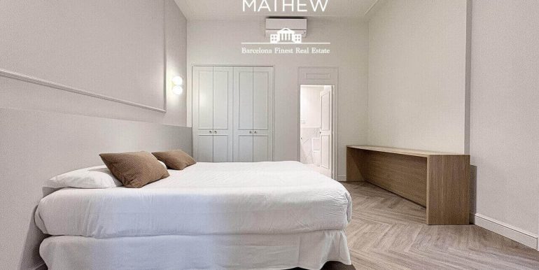 piso-exclusivo-en-venta-frente-al-port-vell-con-rooftop-piscina-y-diseno-a-estrenar-en-enclave-privilegiado-habitacion-7
