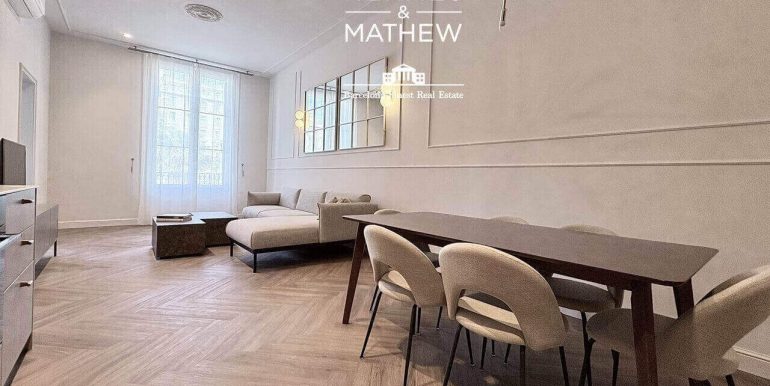 piso-exclusivo-en-venta-frente-al-port-vell-con-rooftop-piscina-y-diseno-a-estrenar-en-enclave-privilegiado-salon-1