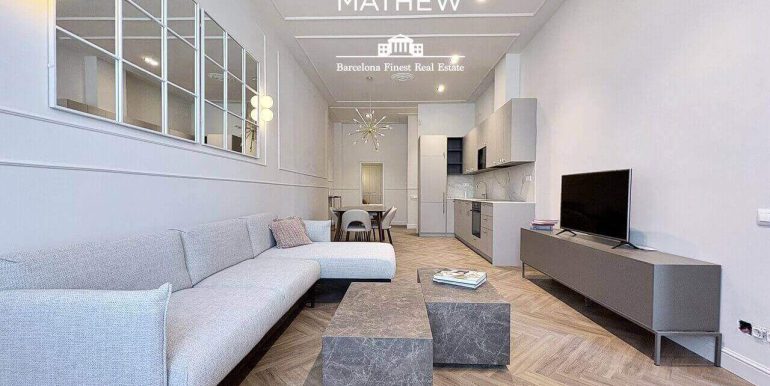 piso-exclusivo-en-venta-frente-al-port-vell-con-rooftop-piscina-y-diseno-a-estrenar-en-enclave-privilegiado-salon-4