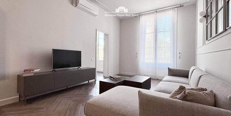 piso-exclusivo-en-venta-frente-al-port-vell-con-rooftop-piscina-y-diseno-a-estrenar-en-enclave-privilegiado-salon-6