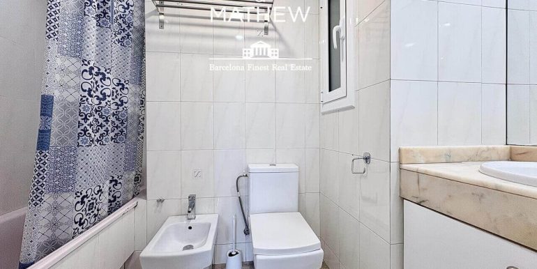 piso-en-venta-alto-exterior-y-banado-por-el -sol-en-el-corazon -el-eixample-con-parking-opcional-bano-1