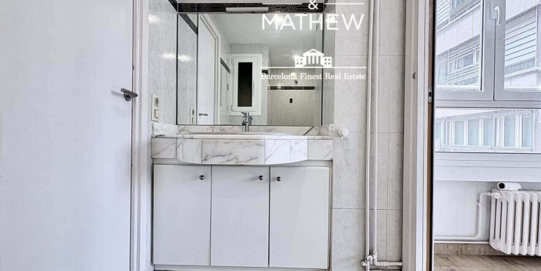 piso-en-venta-alto-exterior-y-banado-por-el -sol-en-el-corazon -el-eixample-con-parking-opcional-bano-6