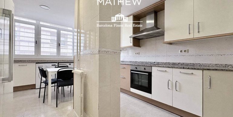 piso-en-venta-alto-exterior-y-banado-por-el -sol-en-el-corazon -el-eixample-con-parking-opcional-cocina-2