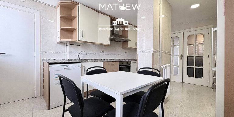 piso-en-venta-alto-exterior-y-banado-por-el -sol-en-el-corazon -el-eixample-con-parking-opcional-cocina-4