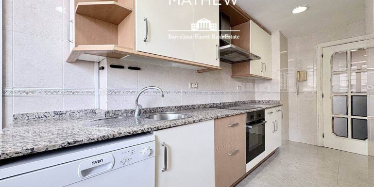 piso-en-venta-alto-exterior-y-banado-por-el -sol-en-el-corazon -el-eixample-con-parking-opcional-cocina-8