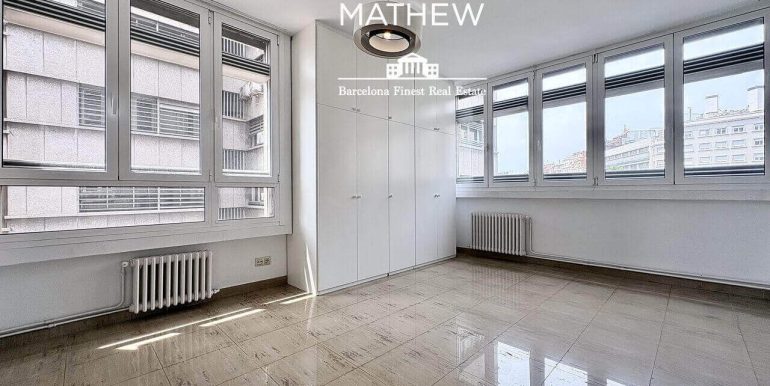 piso-en-venta-alto-exterior-y-banado-por-el -sol-en-el-corazon -el-eixample-con-parking-opcional-habitacion-2