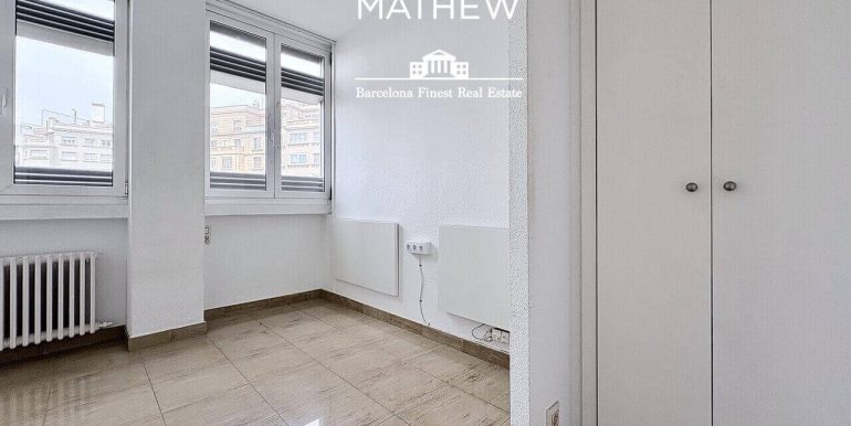 piso-en-venta-alto-exterior-y-banado-por-el -sol-en-el-corazon -el-eixample-con-parking-opcional-habitacion-6