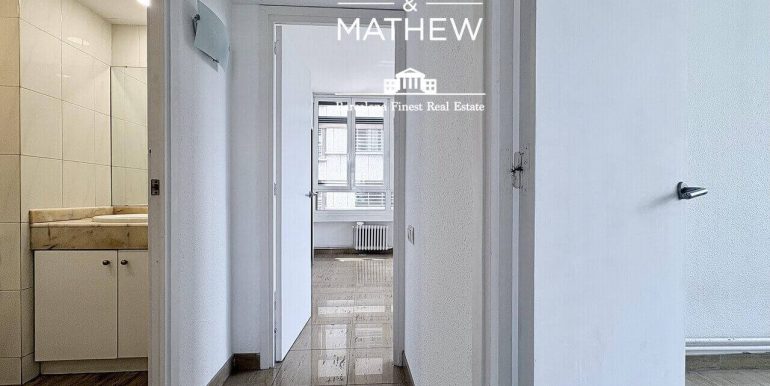 piso-en-venta-alto-exterior-y-banado-por-el -sol-en-el-corazon -el-eixample-con-parking-opcional-pasillo-1