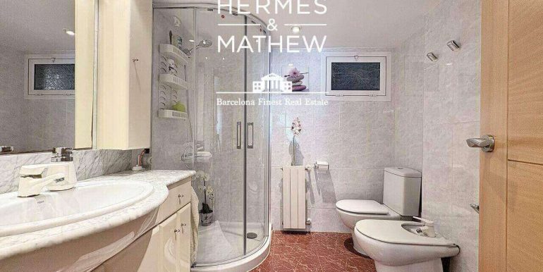 piso-en-venta-junto-a-placa-universitat-146m2-construidos-gran-balcon-soleado-4-habitaciones-y-parking-opcional-bano-1