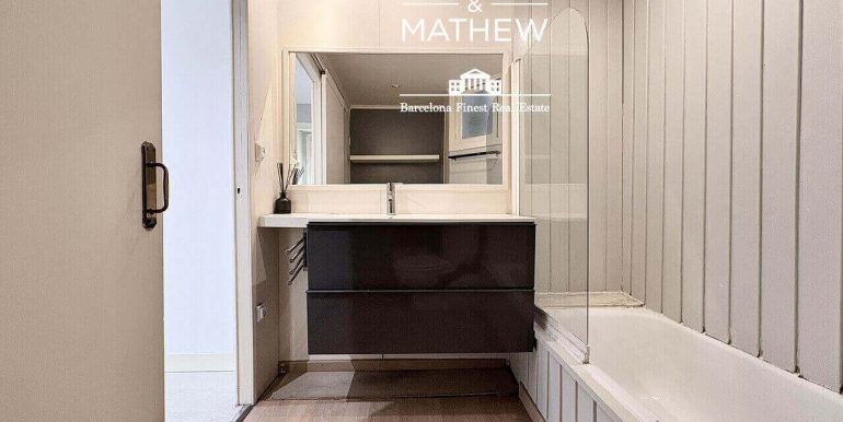 exclusivo-atico-en-venta-a-reformar-en-la-zona-alta-de-barcelona-bano-1