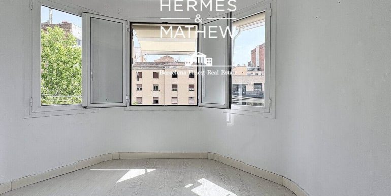 exclusivo-atico-en-venta-a-reformar-en-la-zona-alta-de-barcelona-salon-5