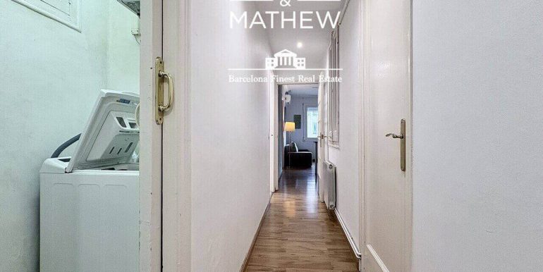 piso-de-dos-habitaciones-en-venta-junto-al-mercat-de-sant-antoni-pasillo-1