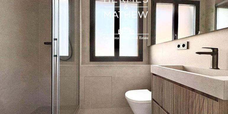 atico-de-lujo-a-estrenar-en-venta-con-terraza-y-rooftop-privado-en-el-quadrat-dor-y-con-vistas-a-la-sagrada-familia-bano-2
