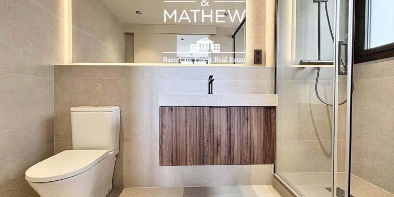 atico-de-lujo-a-estrenar-en-venta-con-terraza-y-rooftop-privado-en-el-quadrat-dor-y-con-vistas-a-la-sagrada-familia-bano-5
