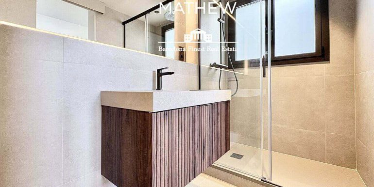 atico-de-lujo-a-estrenar-en-venta-con-terraza-y-rooftop-privado-en-el-quadrat-dor-y-con-vistas-a-la-sagrada-familia-bano-6