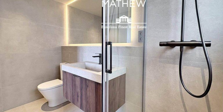 atico-de-lujo-a-estrenar-en-venta-con-terraza-y-rooftop-privado-en-el-quadrat-dor-y-con-vistas-a-la-sagrada-familia-bano-7