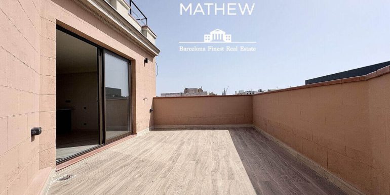 atico-de-lujo-a-estrenar-en-venta-con-terraza-y-rooftop-privado-en-el-quadrat-dor-y-con-vistas-a-la-sagrada-familia-terraza-2