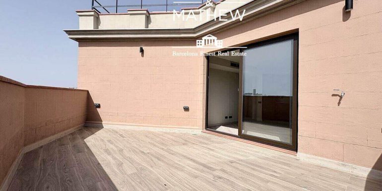 atico-de-lujo-a-estrenar-en-venta-con-terraza-y-rooftop-privado-en-el-quadrat-dor-y-con-vistas-a-la-sagrada-familia-terraza-3