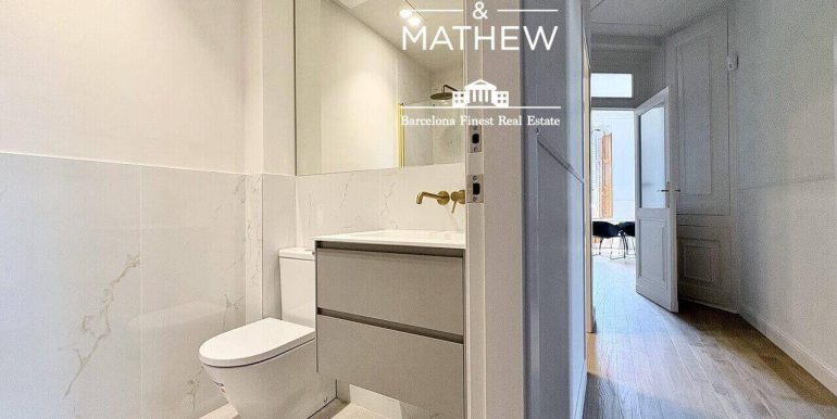 exclusivo-piso-en-venta-de-dos-habitaciones-y-dos-banos-en-el-born-·-una-joya-senorial-con-piscina-y-vistas-al-puerto-bano-4