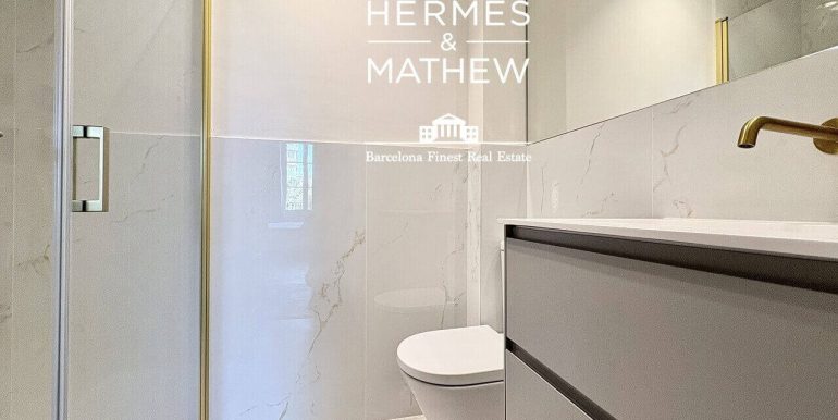 exclusivo-piso-en-venta-de-dos-habitaciones-y-dos-banos-en-el-born-·-una-joya-senorial-con-piscina-y-vistas-al-puerto-bano-7