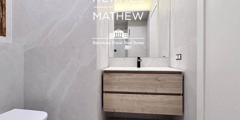 piso-en-venta-junto-a-placa-catalunya -diseño-contemporaneo-y-esencia-historica-bano-2