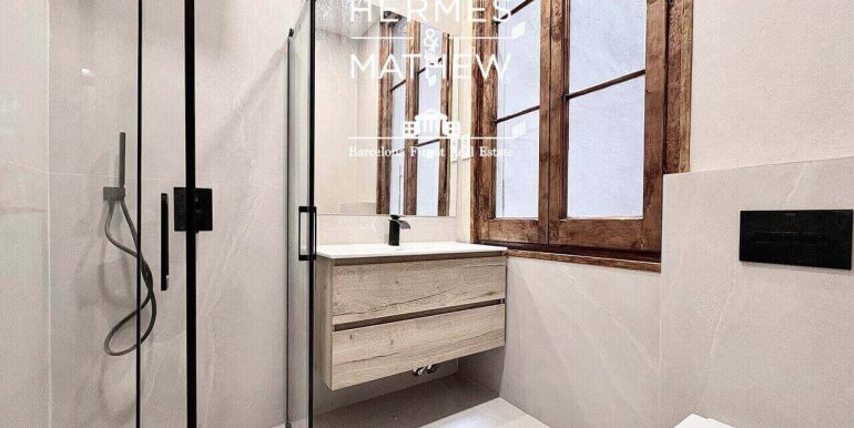 piso-en-venta-junto-a-placa-catalunya -diseño-contemporaneo-y-esencia-historica-bano-5