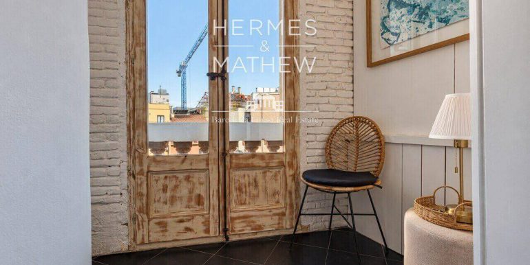 exclusivo-piso-en-venta-en-calle-santa-monica-diseno-y-esencia-arquitectonica-en-el-corazon-de-barcelona-estancia-2