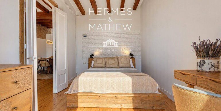 exclusivo-piso-en-venta-en-calle-santa-monica-diseno-y-esencia-arquitectonica-en-el-corazon-de-barcelona-habitacion-1