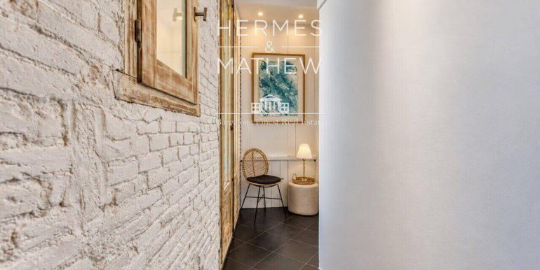 exclusivo-piso-en-venta-en-calle-santa-monica-diseno-y-esencia-arquitectonica-en-el-corazon-de-barcelona-pasillo-1