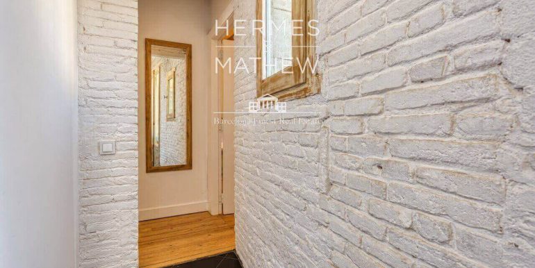 exclusivo-piso-en-venta-en-calle-santa-monica-diseno-y-esencia-arquitectonica-en-el-corazon-de-barcelona-pasillo-2