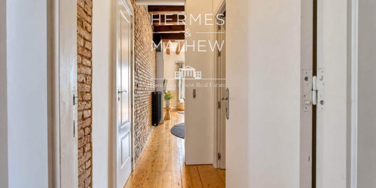 exclusivo-piso-en-venta-en-calle-santa-monica-diseno-y-esencia-arquitectonica-en-el-corazon-de-barcelona-pasillo-3