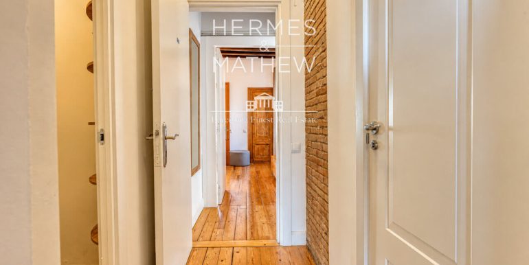 exclusivo-piso-en-venta-en-calle-santa-monica-diseno-y-esencia-arquitectonica-en-el-corazon-de-barcelona-pasillo-4