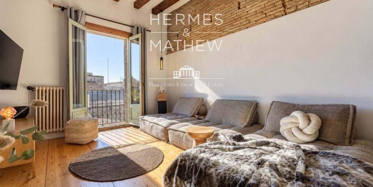 exclusivo-piso-en-venta-en-calle-santa-monica-diseno-y-esencia-arquitectonica-en-el-corazon-de-barcelona-salon-2