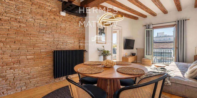 exclusivo-piso-en-venta-en-calle-santa-monica-diseno-y-esencia-arquitectonica-en-el-corazon-de-barcelona-salon-6