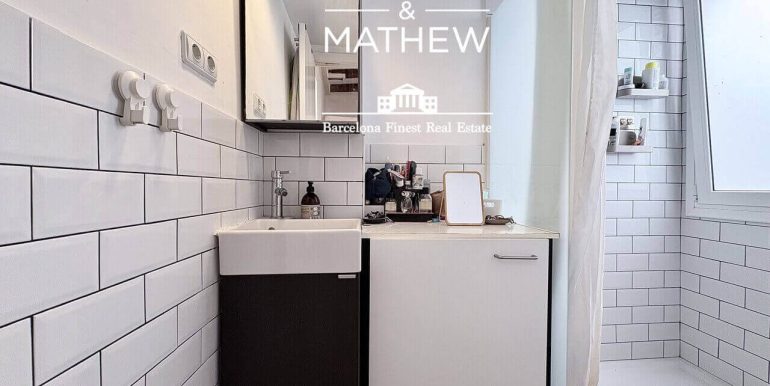piso-en-venta-de-una-habitacion-en-el-raval-encanto-historico-y-esencia-contemporanea-bano-1